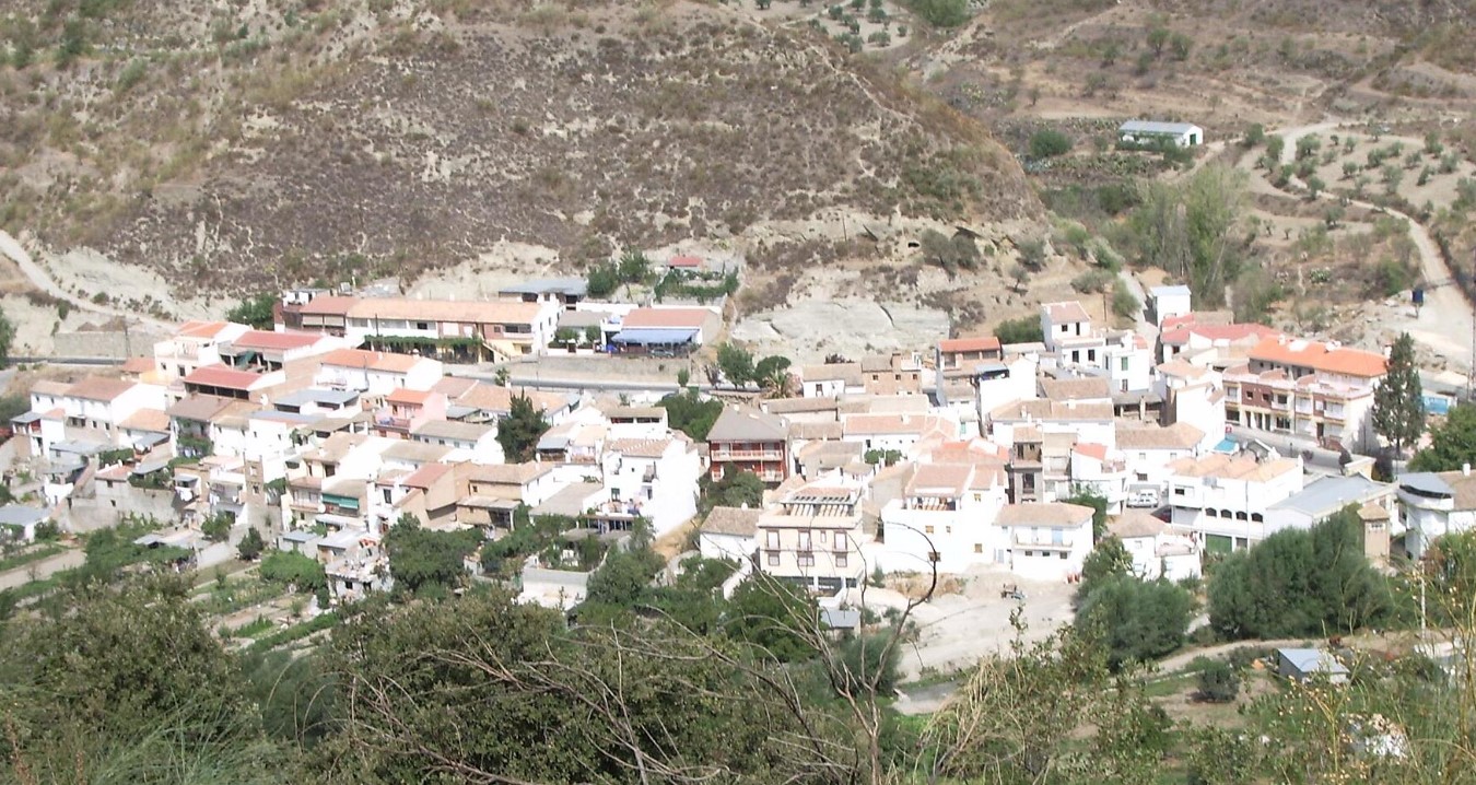 Vista paisajística del municipio de Dúdar y las montañas de Granada